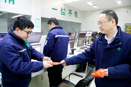 集团公司向导除夕夜探望慰问一线员工