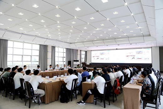 集团公司向导与新入职高校结业生共话生长